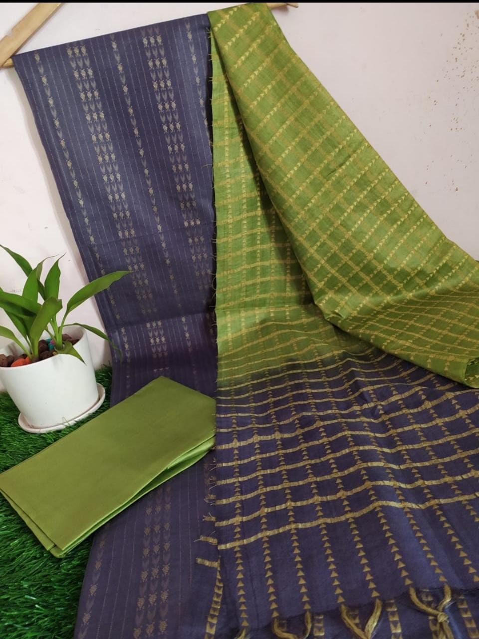 Semi tusser silk weaving unstiched dress material.&nbsp;